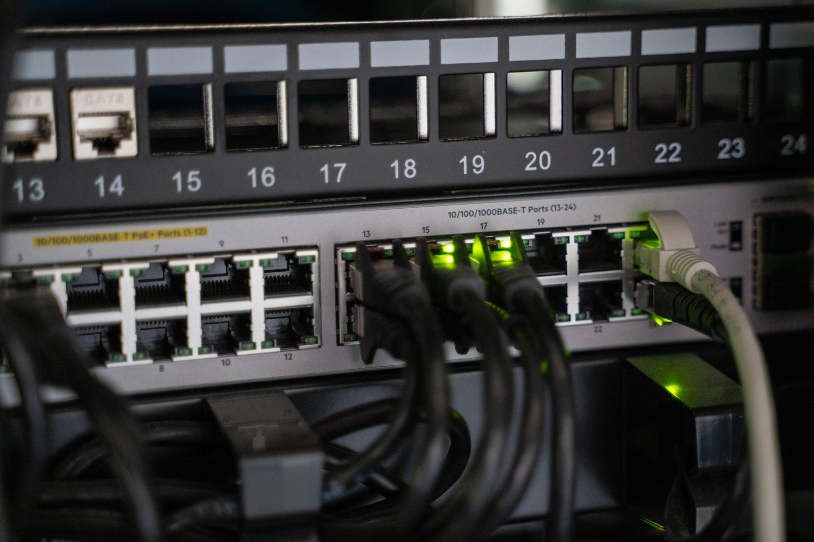 Hálózati switch és patch panel
